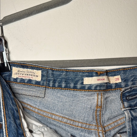 Levi's Wedgie Blue Ankle Cropped Jeans with Vintage Appeal - Picture 2 of 7